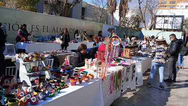 Las joyitas que se puede encontrar en la feria de vacaciones de invierno, frente a la Casa de Sarmiento.