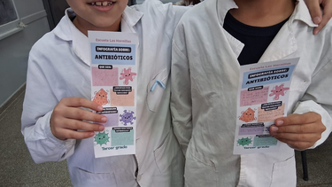El trabajo especial que el Ministerio de Salud realiza en las escuelas de la provincia para prevenir sobre el uso incensario de antibióticos. El trabajo especial que el Ministerio de Salud realiza en las escuelas de la provincia para prevenir sobre el uso incensario de antibióticos.