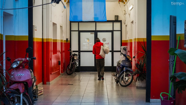 El Centro de Contención Madre Teresa de Calcuta recibe durante las noches a hombres que no tienen un techo bajo el cual dormir. Alejandro -imagen-, es uno de ellos.