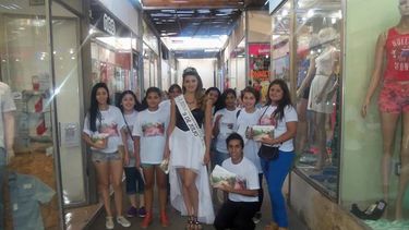 La reina de 9 de Julio llevó su belleza a la Peatonal