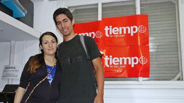 ¡Felices los 6! Los papás de trillizos, chochos