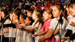 Más de 20 coros emocionaron al público en el cierre de Canción con todos