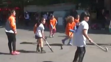 Unos 500 chicos jugaron al hockey en plena Avenida