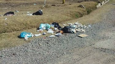 Vecinos en pie de guerra con los telos porque tiran basura en la calle