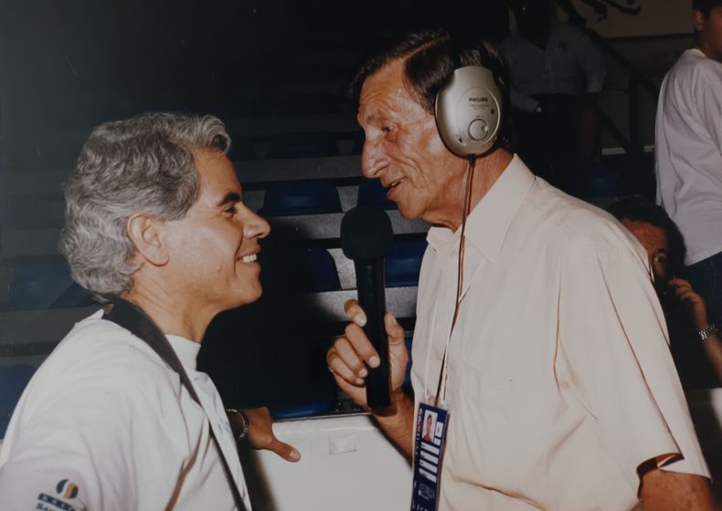 De periodista a fotógrafo. Huguito siendo entrevistado por el recordado periodista deportivo Dante Pantuso. De periodista a fotógrafo. Huguito siendo entrevistado por el recordado periodista deportivo Dante Pantuso.