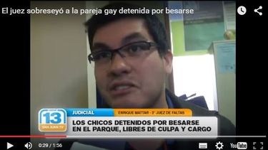 Los chicos detenidos por besarse quedan libres de culpa y cargo