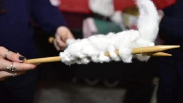 Estudiantes sanjuaninos fabricaron lana con botellas recicladas, una amoladora y una máquina de algodón de azúcar