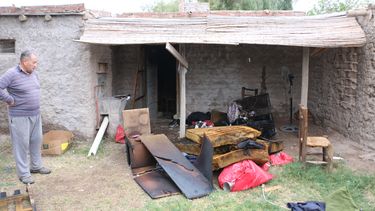 Uno de los vecinos ayudando a Enrique Jofré a visualizar algo utilizable.