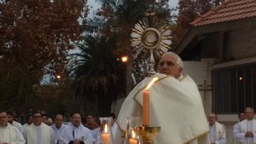 Multitudinaria celebración del Corpus Christi en la fría tarde sanjuanina