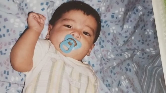 Lo dieron en adopción cuando era bebé, ahora tiene 35 años y busca a su mamá biológica para agradecerle