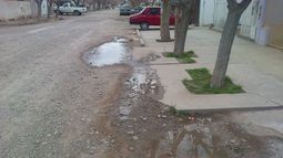 Un lector denuncia que vecinos tiran aguas cloacales a la calle