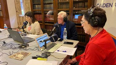 Rony Vargas haciendo su programa para Cadena 3 en la casa de Sarmiento. Imagen Cadena 3