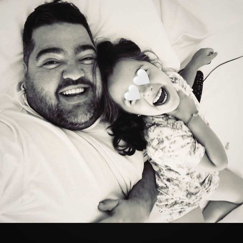 Si un avión tiene turbulencia cierro los ojos y veo tu mirada.Si no sale una, apago el sistema y hago que el recuerdo de tus carcajadas me aturda y reviva. Antes de dormirme todas las noches paso a visitarte. C.jpg