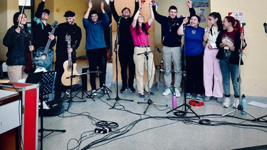 Con canciones propias y stickers a $500, Tabor Música el coro juvenil católico que busca grabar su primer álbum