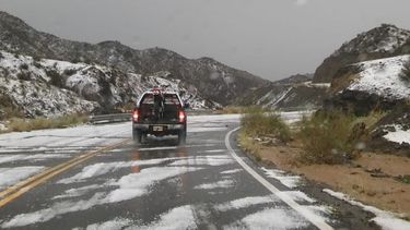 Video impactante: así los sorprendió una manga de piedra cerca de Barreal