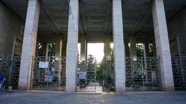 Una parte del Cementerio de la Capital se encuentra administrada por una empresa privada. Es uno de los complejos más caros que ofrece servicio de sepelio.