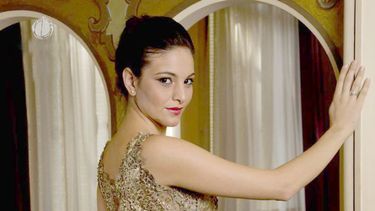 El álbum del primer mes de Gabriela I, Reina Nacional del Sol