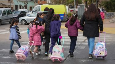 Vivir al lado de una escuela: ruidos, rutinas y una convivencia que no pasa desapercibida