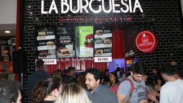 Inauguraron otro local de La Burguesía y regalaron 50 hamburguesas a sus clientes