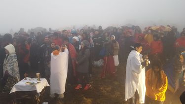 El frío no pudo con la fé: cientos de jóvenes coparon las Sierras Azules