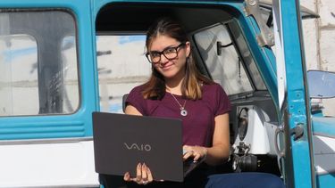 Laly, la sanjuanina fan de Tarantino que ilustró en el libro de Thelma Fardin