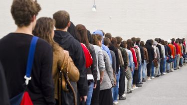 Nueva tendencia: los sanjuaninos que te cobran por hacer cola