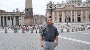 El que esté libre de pecado...: qué dicen las redes del cura envuelto en un escándalo sexual