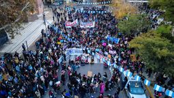 Los nombres de las víctimas resonaron en una multitudinaria marcha de Ni Una Menos en San Juan Los nombres de las víctimas resonaron en una multitudinaria marcha de Ni Una Menos en San Juan