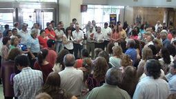 Tercer día de protesta en el Centro Cívico: Empleados impidieron el ingreso al edificio