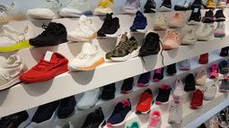 Una tradicional zapatería cierra uno de sus locales del centro: ¿qué pasará con sus empleados?