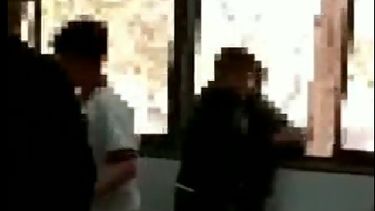 Apareció otro video de una pelea entre estudiantes, ahora en el colegio secundario de la Católica