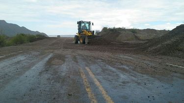 La lluvia complica en Jáchal: hubo corte de ruta y un colectivo varado