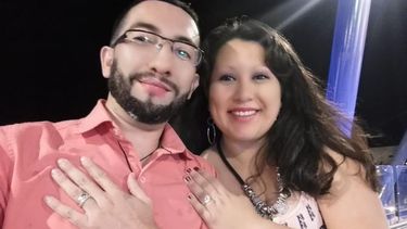 Le propuso casamiento en el Puente Cívico