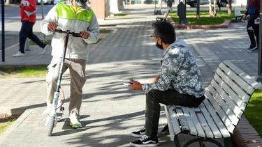 Un monitor urbano se encontró un costoso celular en pleno centro sanjuanino y lo devolvió