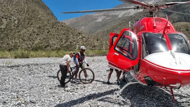 El rescate de dos ciclistas ocurrido el fin de semana en Calingasta que demandó el uso del helicóptero de la provincia.