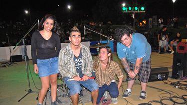 Junto a la música, los jóvenes viven el festival por el Día de la Memoria