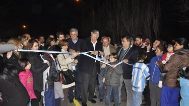 Pavimento, semáforo y luz para los vecinos de Rawson