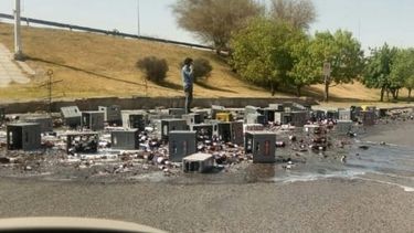 ¡Qué mal trago!: hizo una inadecuada maniobra y se le cayeron decenas de cajones de cerveza ¡Qué mal trago!: hizo una inadecuada maniobra y se le cayeron decenas de cajones de cerveza