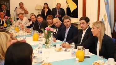 La emoción de Uñac al compartir un desayuno con los que viajaron a Malvinas