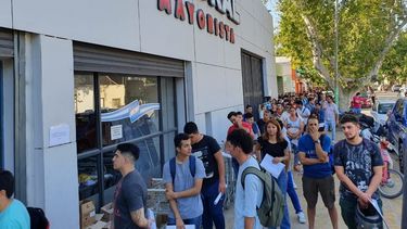 Dos cuadras de cola por diez puestos de trabajo en un mayorista sanjuanino