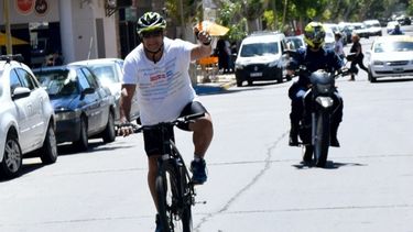 Llegó a San Juan en bicicleta para concientizar sobre el síndrome de Duschenne