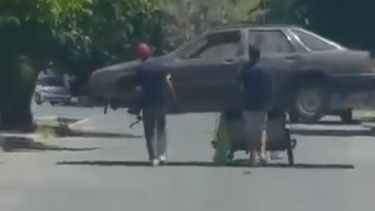 Mirá el extraño método rawsino para llevar un auto al desarmadero: Calidad premium