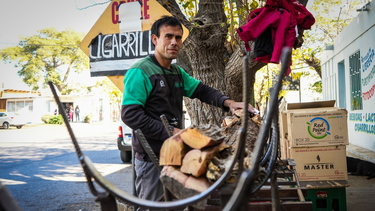 Sebastián, el sanjuanino que arma los atados de leña con los que se hace la mayoría de los asados en la provincia.