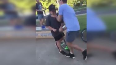 Un padre agredió a un niño que le dio un pelotazo de manera accidental a su hijo