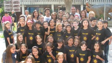 63 chicos preparan una coreografía sobre el dulce de leche