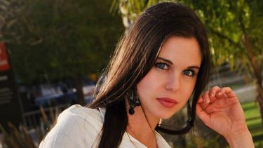 La profe artista que contiene a los jóvenes