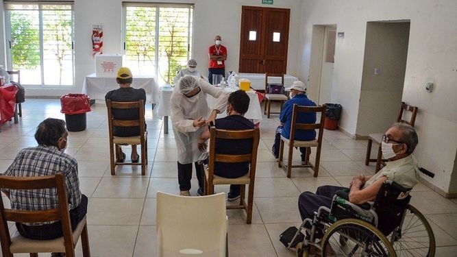 Más de 800 adultos mayores en residencias geriátricas sanjuaninas recibieron la vacuna antigripal