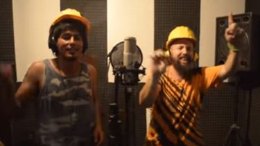 Video: el albañil del momento grabó su hit junto a la Oveja Negra