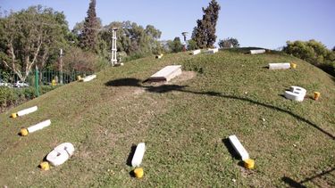 Al reloj de la Plaza España le llegó la hora: vándalos lo rompieron