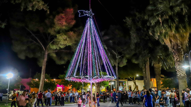 Junto a Papa Noel y decenas de niños, Jáchal encendió su Árbol de Navidad en la plaza principal.